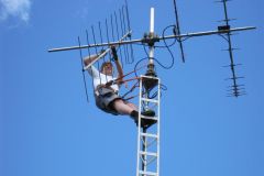 Johan-WZR-justerar-antennerna-i-lilla-masten