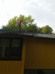 SM6WZR med vattenslang på klubbhusets tak